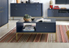 Rechteckige Couchtisch Bari mit zwei Schubladen, marineblau + goldene Füße