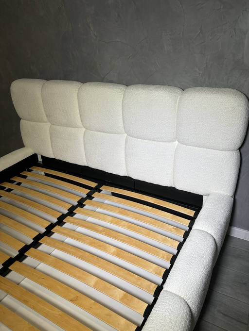 Beiges Polsterbett Lux 200x200 mit Bettkasten