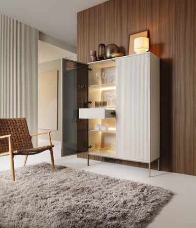 Vitrine Lagos 166 cm hoch, 2D1SZ mit Metallfüßen in Kaschmir + LED
