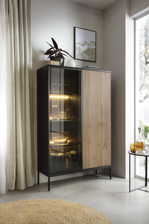 Vitrine Lagos 166 cm hoch, 2D1SZ mit Metallfüßen in Schwarz + LED